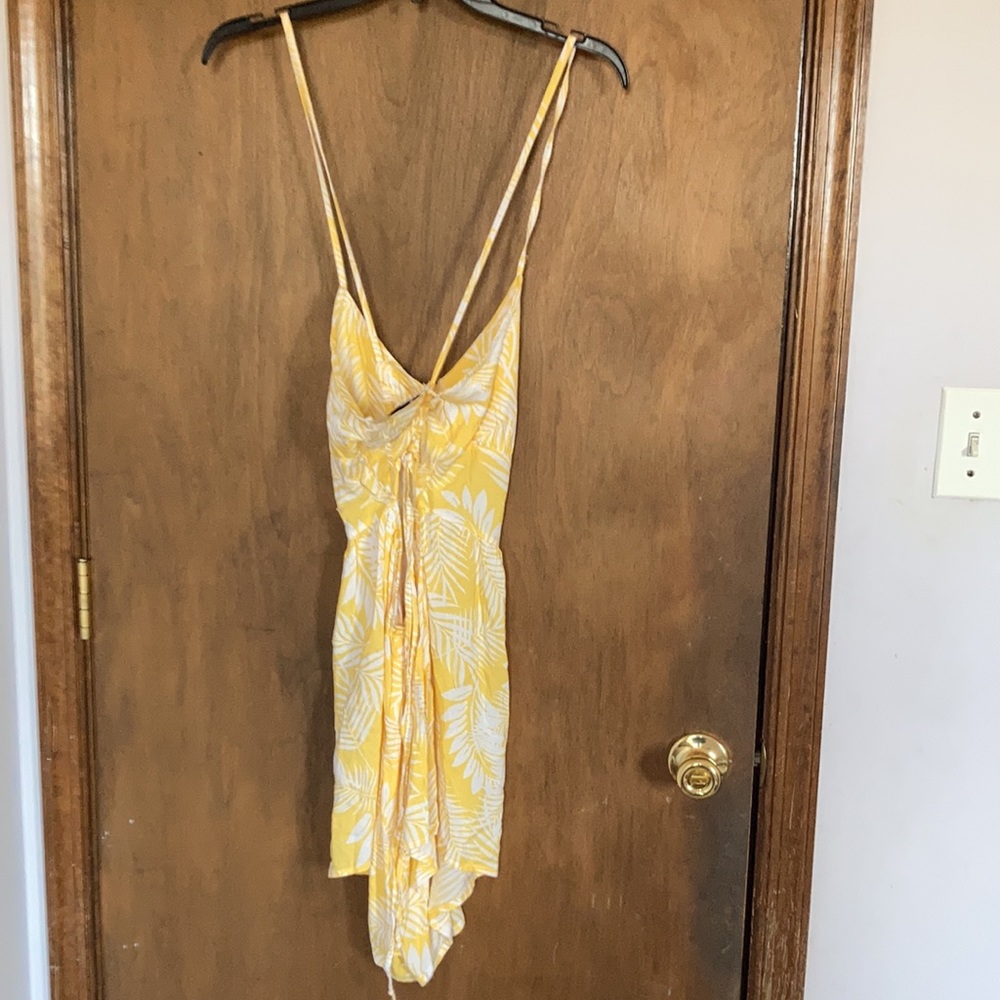 Relisted Rue21 tropical leaf print lightweight romper cutout in back M jrs - Picture 6 of 15